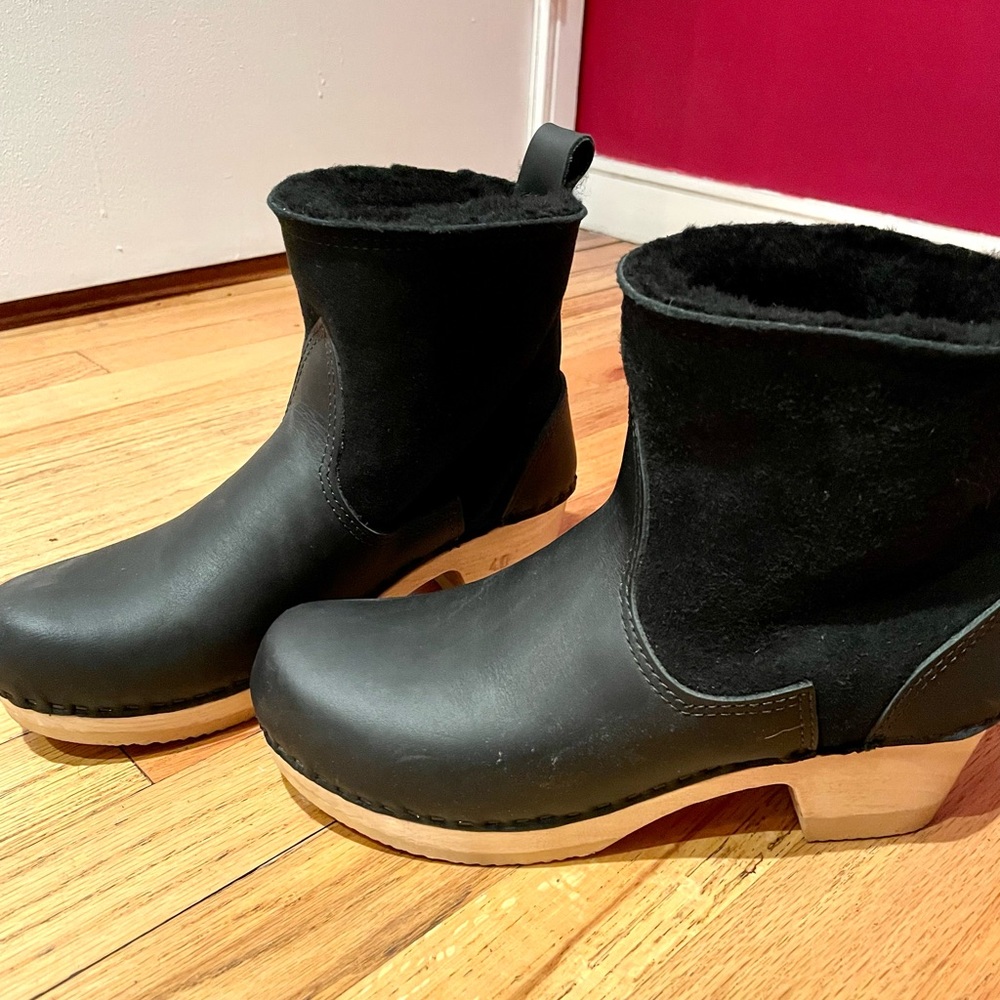 Sven clog boots, size 40, warm shearling inside, suede exterior.